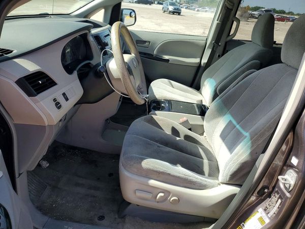 2013 TOYOTA SIENNA