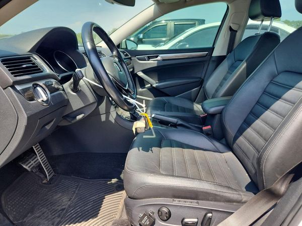 2017 VOLKSWAGEN PASSAT SEL Premium