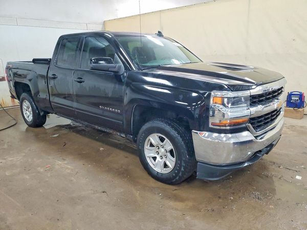 2017 CHEVROLET SILVERADO LT — Passenger 3/4