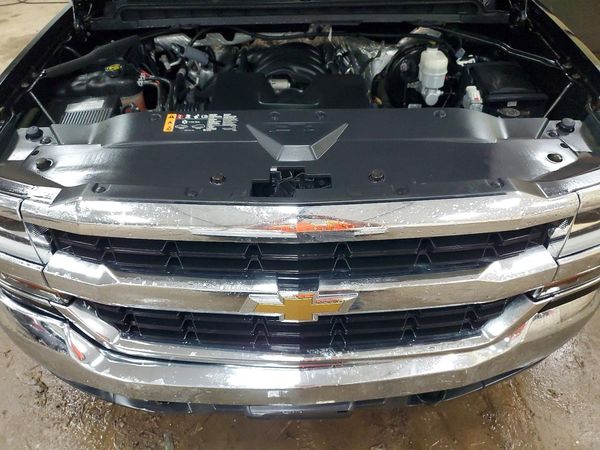 2017 CHEVROLET SILVERADO LT — Engine bay