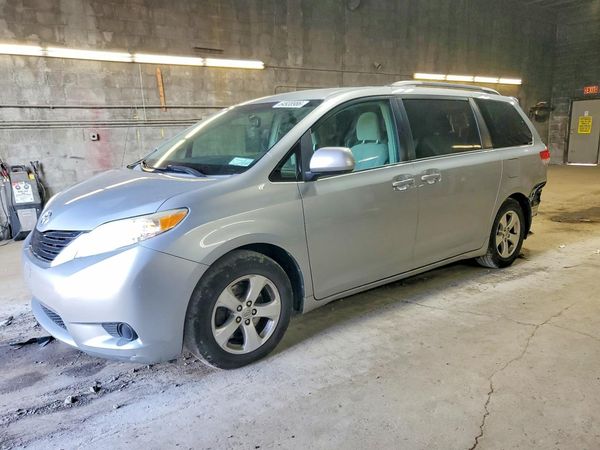 2014 TOYOTA SIENNA
