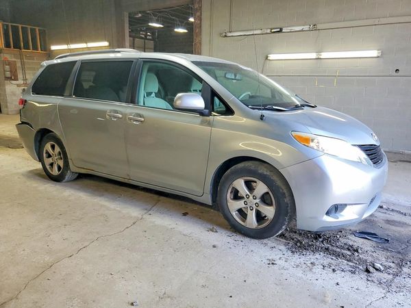 2014 TOYOTA SIENNA