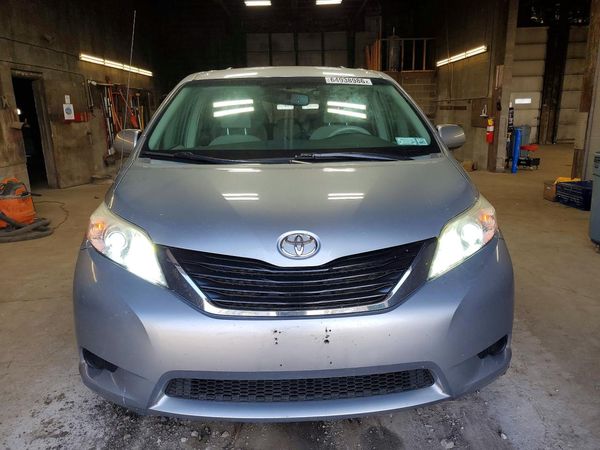 2014 TOYOTA SIENNA