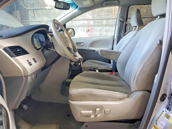 2014 TOYOTA SIENNA