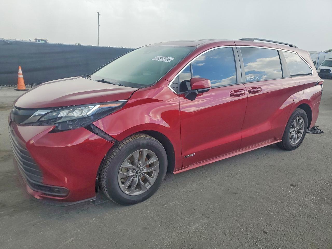 2021 TOYOTA SIENNA LE Plus Package