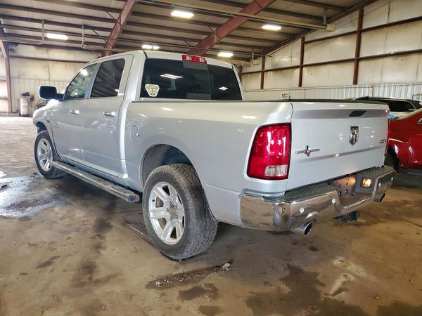2017 RAM 1500 SLT CREW CAB 4X4