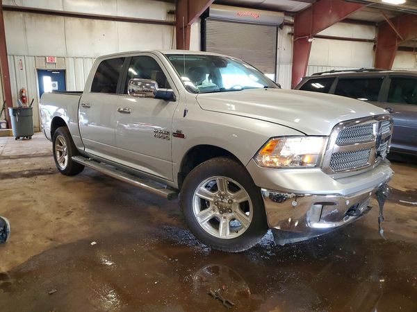 2017 RAM 1500 SLT CREW CAB 4X4