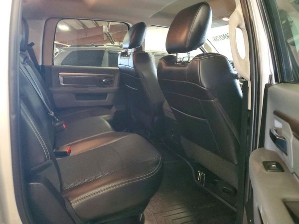 2017 RAM 1500 SLT CREW CAB 4X4
