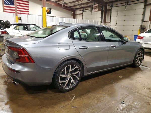2020 VOLVO S60 Momentum