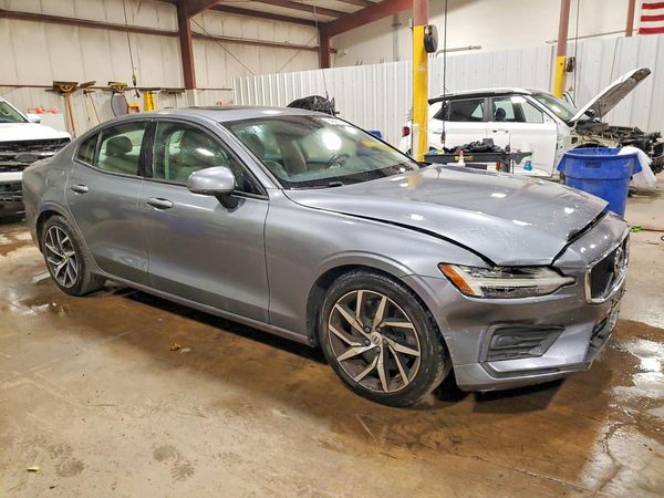 2020 VOLVO S60 Momentum