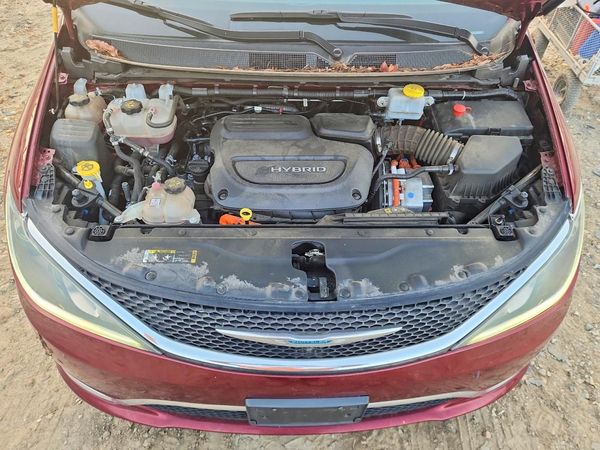 2020 CHRYSLER PACIFICA Limited — Engine bay