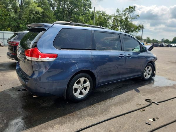 2013 TOYOTA SIENNA