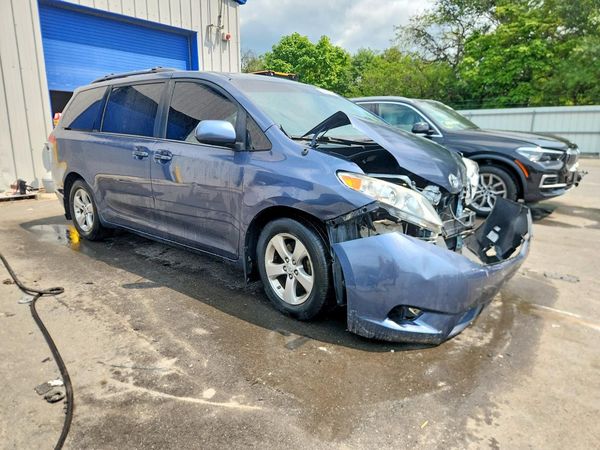 2013 TOYOTA SIENNA