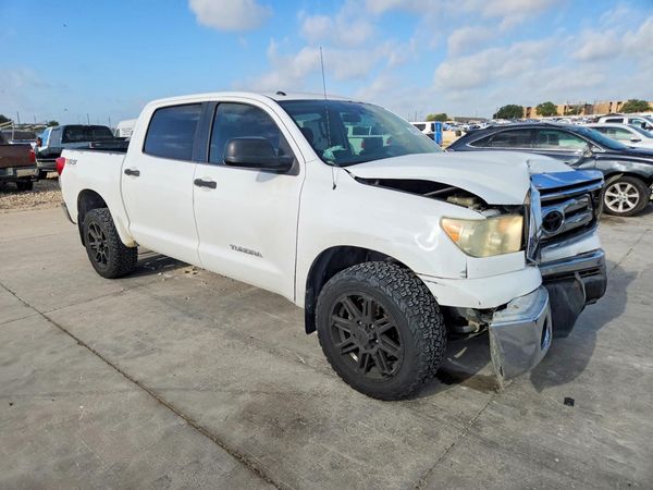 2013 TOYOTA TUNDRA SR5 — Passenger 3/4