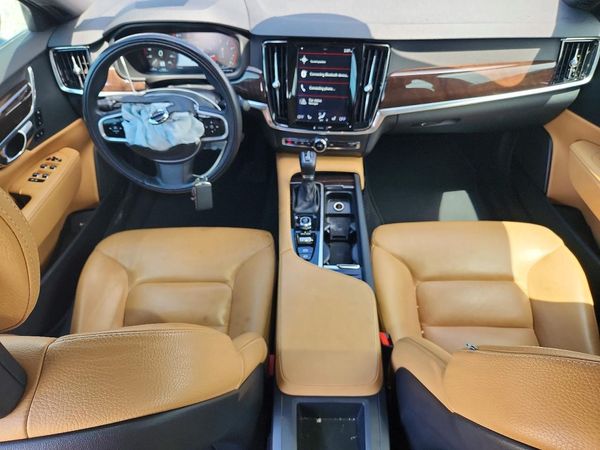 2019 VOLVO S90 Momentum