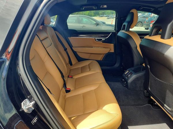 2019 VOLVO S90 Momentum