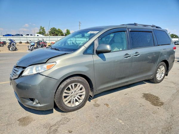 2012 TOYOTA SIENNA