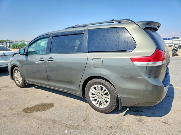 2012 TOYOTA SIENNA