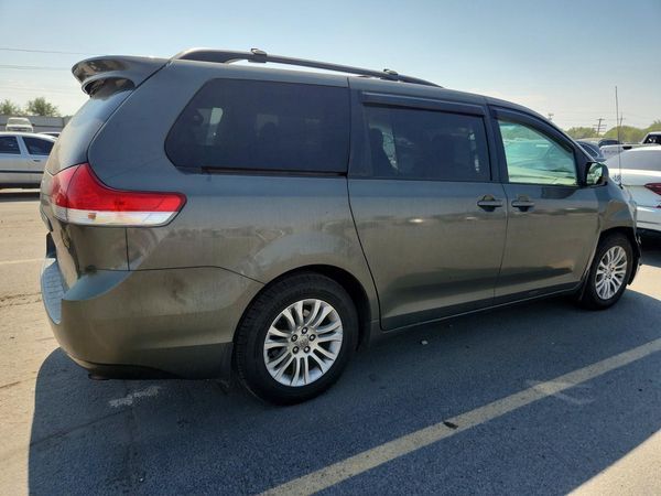 2012 TOYOTA SIENNA