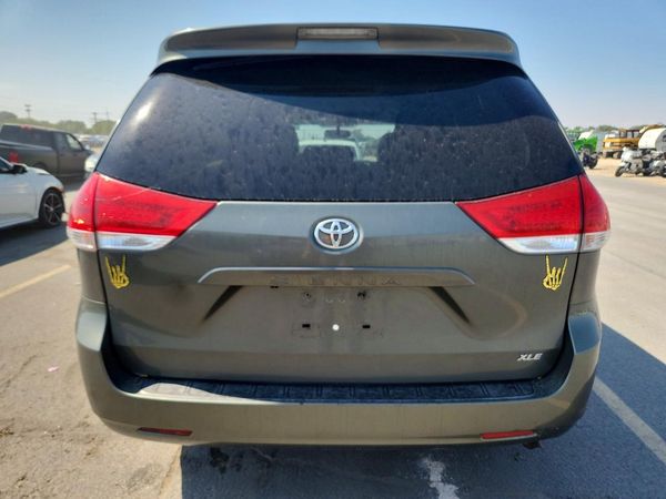 2012 TOYOTA SIENNA