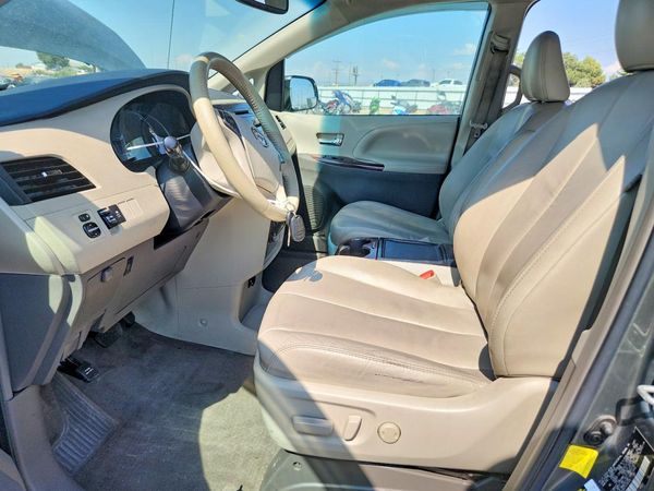 2012 TOYOTA SIENNA