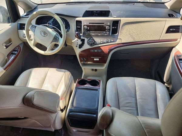 2012 TOYOTA SIENNA