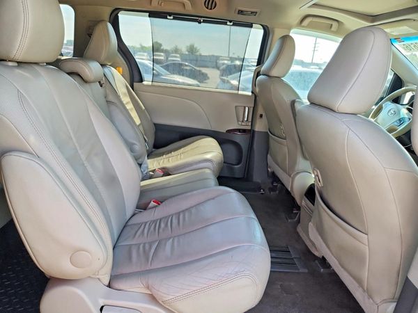 2012 TOYOTA SIENNA