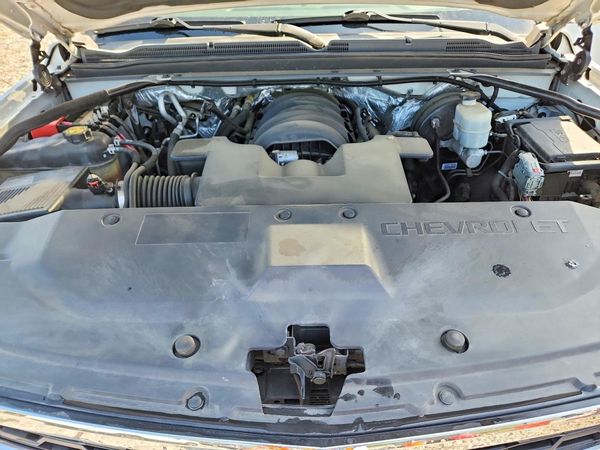 2016 CHEVROLET SUBURBAN LT — Engine bay