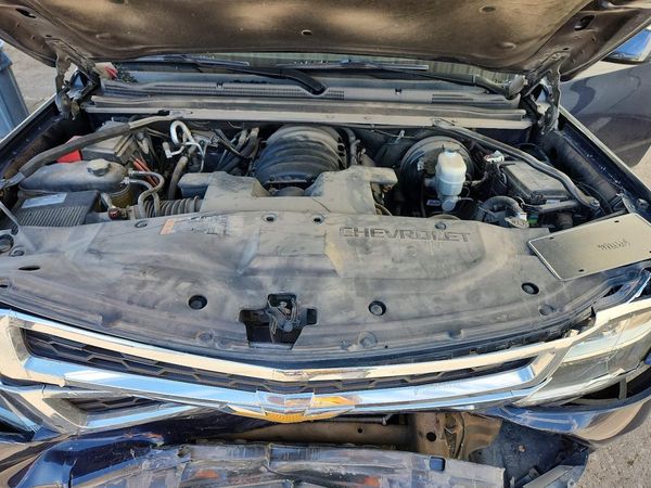 2019 CHEVROLET SUBURBAN LT — Engine bay