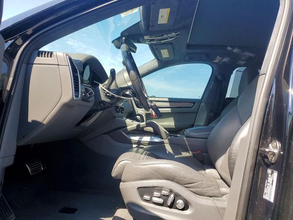 2020 PORSCHE CAYENNE