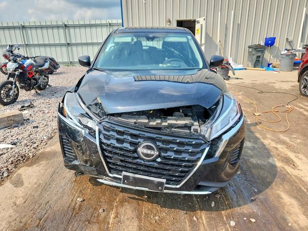 2024 NISSAN KICKS