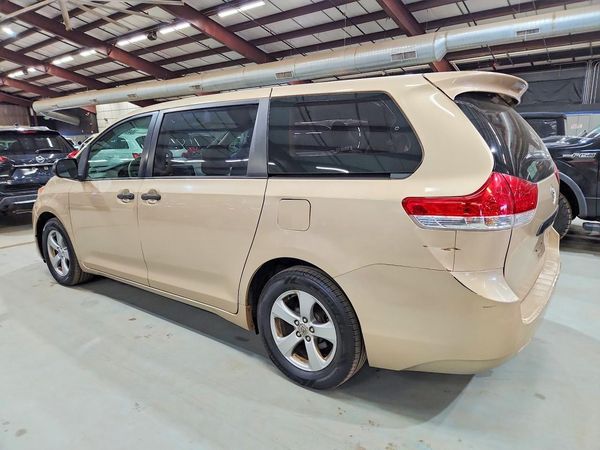 2012 TOYOTA SIENNA