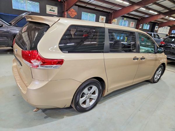 2012 TOYOTA SIENNA