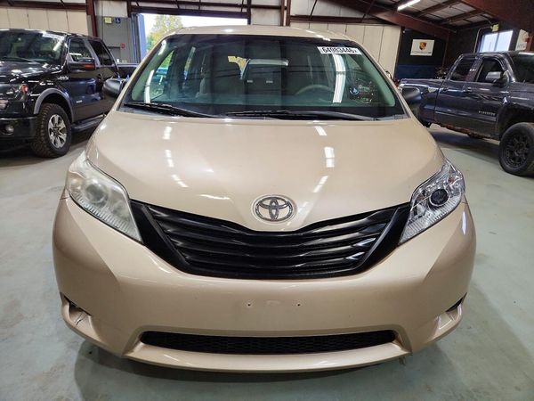 2012 TOYOTA SIENNA