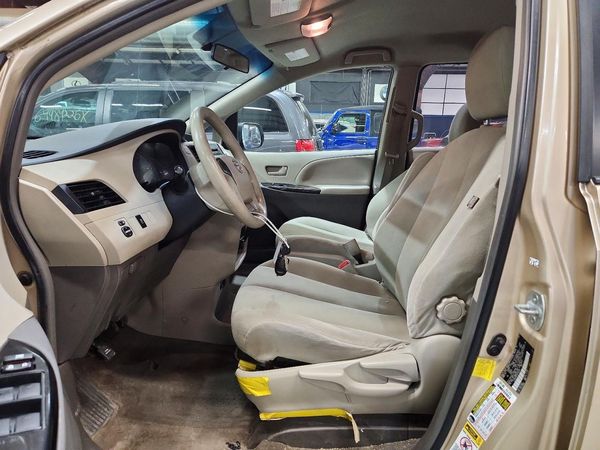 2012 TOYOTA SIENNA