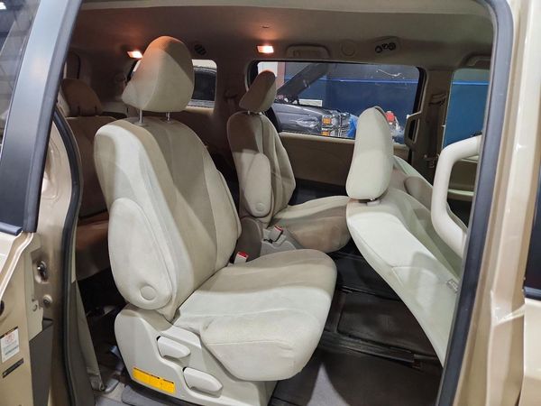 2012 TOYOTA SIENNA