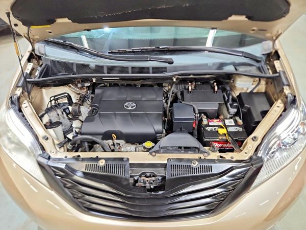 2012 TOYOTA SIENNA
