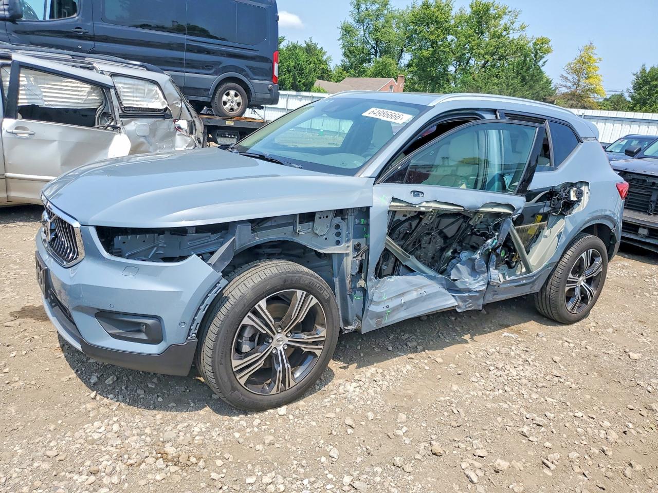 2022 VOLVO XC40