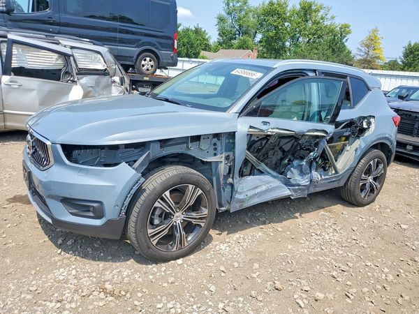 2022 VOLVO XC40