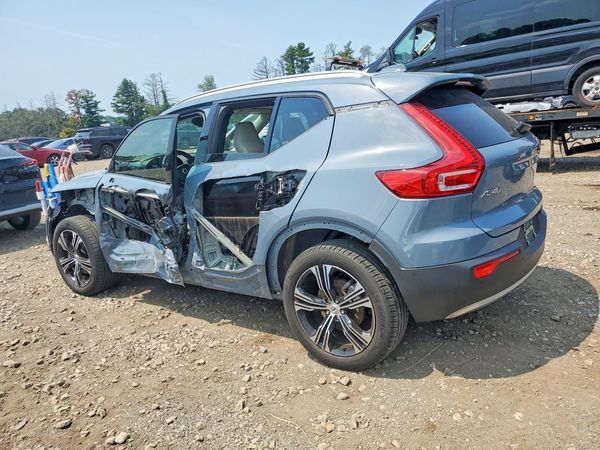 2022 VOLVO XC40
