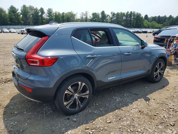 2022 VOLVO XC40