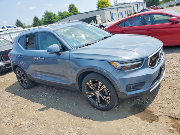 2022 VOLVO XC40