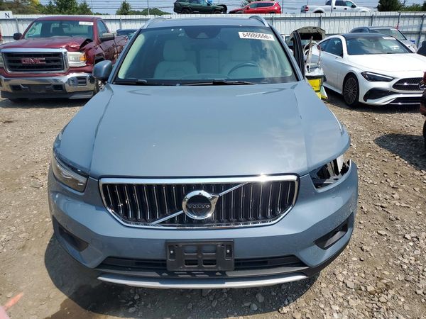2022 VOLVO XC40