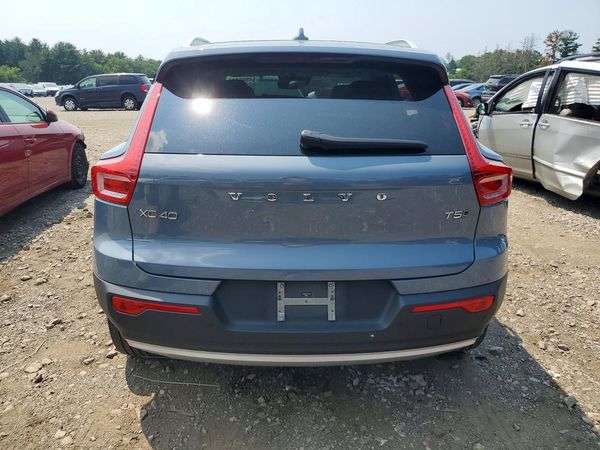 2022 VOLVO XC40