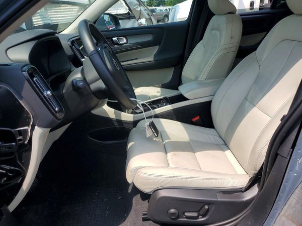 2022 VOLVO XC40