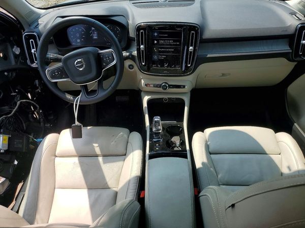 2022 VOLVO XC40