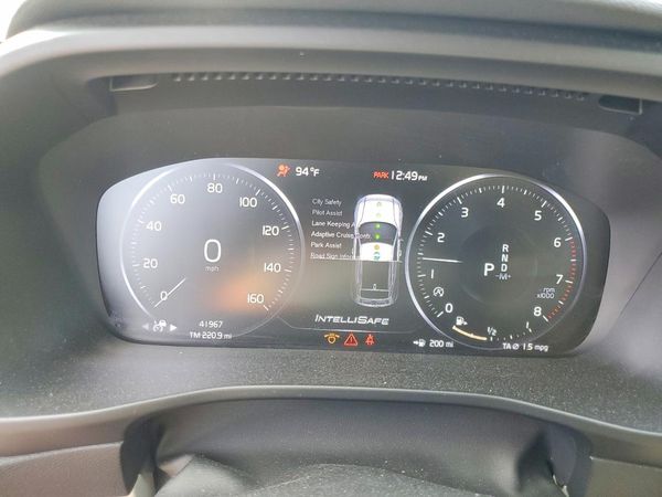 2022 VOLVO XC40
