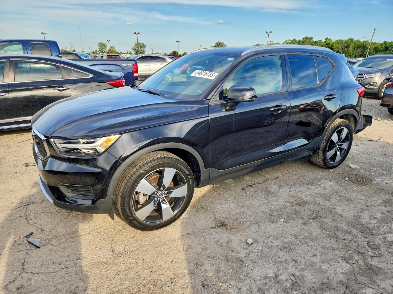 2020 VOLVO XC40 Momentum