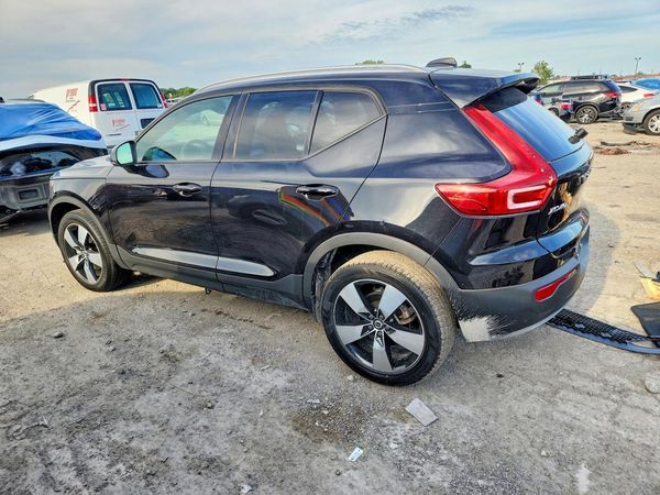 2020 VOLVO XC40 Momentum