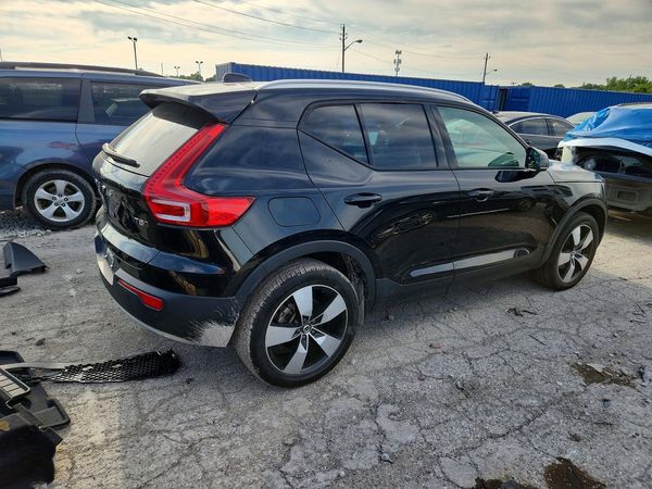 2020 VOLVO XC40 Momentum